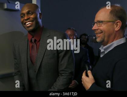 3 décembre 2014 - Minneapolis, MN, États-Unis - Torii Hunter, un outfielder nouvellement acquis du Minnesota Twins, entre dans une conférence de presse le mercredi 3 décembre 2014 au Target Field de Minneapolis. Hunter a signé un contrat d'un an de 10,5 millions de dollars avec les Twins Wednesday. (Crédit image : © Carlos Gonzalez/TNS/ZUMA Wire) Banque D'Images