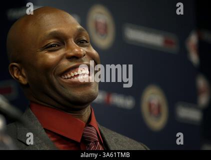 3 décembre 2014 - Minneapolis, MN, États-Unis - Torii Hunter, un outfielder nouvellement acquis du Minnesota Twins, écoute une question lors d'une conférence de presse le mercredi 3 décembre 2014 au Target Field à Minneapolis. Hunter a signé un contrat d'un an de 10,5 millions de dollars avec les Twins Wednesday. (Crédit image : © Carlos Gonzalez/TNS/ZUMA Wire) Banque D'Images