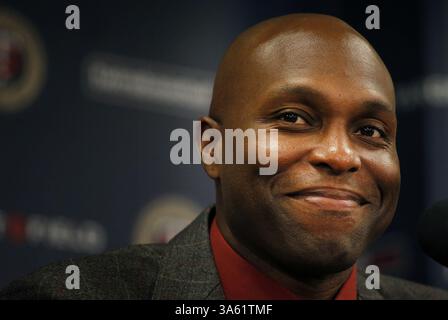 3 décembre 2014 - Minneapolis, MN, États-Unis - Torii Hunter, un outfielder nouvellement acquis du Minnesota Twins, participe à une conférence de presse le mercredi 3 décembre 2014 au Target Field de Minneapolis. Hunter a signé un contrat d'un an de 10,5 millions de dollars avec les Twins Wednesday. (Crédit image : © Carlos Gonzalez/TNS/ZUMA Wire) Banque D'Images