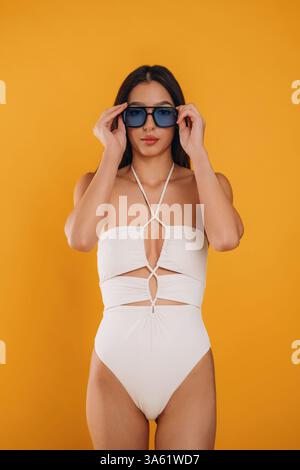 Jeune belle femme touristique est sur fond. Banque D'Images