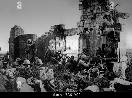 PRÈS DE REIMS, FRANCE - vers le 15 juillet 1918 - des soldats de la quatrième Armée française défendent une position dans les ruines d'une église près de la Marne pendant la période Banque D'Images