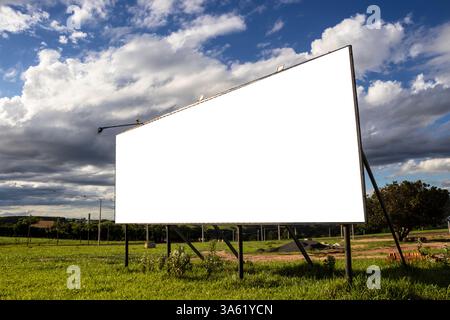 maquette d'un panneau d'affichage à l'entrée du chantier de construction d'un condominium de maisons au Brésil Banque D'Images