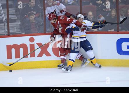 11 décembre 2014 ; Glendale, Arizona, États-Unis ; le centre des Coyotes de l'Arizona Martin Hanzal (11 ans) secoue l'aile gauche des Predators de Nashville Gabriel Bourque (57 ans) lors du match de la LNH entre les Coyotes de l'Arizona et les Predators de Nashville au Gila River Arena à Glendale, Arizona. Joe Camporeale/Cal Sport Media(image crédit : © Joe Camporeale/Cal Sport Media/ZUMAPRESS.com) Banque D'Images