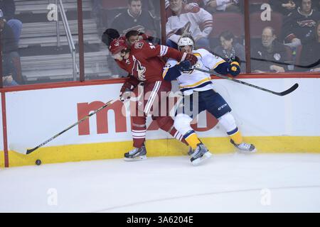 11 décembre 2014 ; Glendale, Arizona, États-Unis ; le centre des Coyotes de l'Arizona Martin Hanzal (11 ans) secoue l'aile gauche des Predators de Nashville Gabriel Bourque (57 ans) lors du match de la LNH entre les Coyotes de l'Arizona et les Predators de Nashville au Gila River Arena à Glendale, Arizona. Joe Camporeale/Cal Sport Media(image crédit : © Joe Camporeale/Cal Sport Media/ZUMAPRESS.com) Banque D'Images