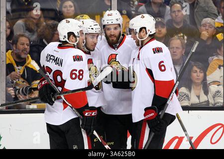 13 décembre 2014 : le centre des sénateurs d’Ottawa Mika Zibanejad (93) célèbre avec les sénateurs d’Ottawa l’aile gauche Mike Hoffman (68) et l’aile droite des sénateurs d’Ottawa Bobby Ryan (6) après avoir marqué un but de première période dans un match de la LNH entre les sénateurs d’Ottawa et les Bruins de Boston au TD Garden à Boston, Massachusetts. Anthony Nesmith/CSM(image crédit : © Anthony Nesmith/Cal Sport Media/ZUMAPRESS.com) Banque D'Images