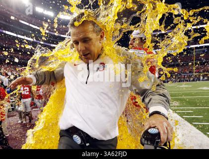 12 janvier 2015 - Arlington, Texas, U. S - L'entraîneur-chef de l'Ohio State Urban Meyer est dunked lors du match de championnat de football universitaire de la NCAA contre l'Oregon lundi 12 janvier 2015, à Arlington, Texas. Ohio State gagne 42-20. (Crédit image : © Prensa Internacional/ZUMA Wire) Banque D'Images