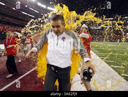 12 janvier 2015 - Arlington, Texas, U. S - L'entraîneur-chef de l'Ohio State Urban Meyer est dunked lors du match de championnat de football universitaire de la NCAA contre l'Oregon lundi 12 janvier 2015, à Arlington, Texas. Ohio State gagne 42-20. (Crédit image : © Prensa Internacional/ZUMA Wire) Banque D'Images