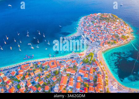 Vue aérienne de la péninsule de Primosten dans la région de Dalmatie, Croatie Banque D'Images