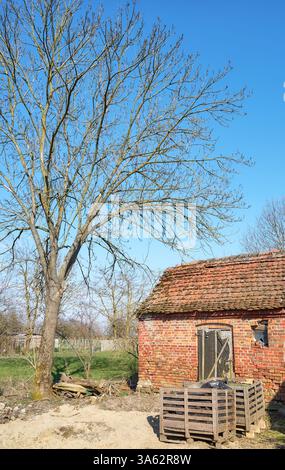Ancien bâtiment abandonné en briques rouges à la campagne. Banque D'Images