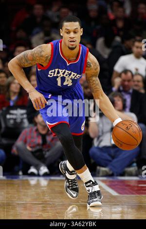 7 février 2015 : les 76ers de Philadelphie gardent K.J. McDaniels (14 ans) en action lors du match NBA entre les Hornets de Charlotte et les 76ers de Philadelphie au Wells Fargo Center à Philadelphie, en Pennsylvanie. Les 76ers de Philadelphie ont gagné 89-81.(image crédit : © Chris Szagola/Cal Sport Media/ZUMAPRESS.com) Banque D'Images