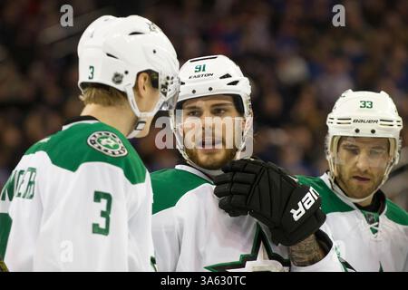 08 février 2015 : le centre Dallas Stars Tyler Seguin (91 ans) a une conversation avec le défenseur Dallas Stars John Klingberg (3 ans) pendant le match entre les Rangers de New York et les Stars de Dallas au Madison Square Garden à Manhattan, New York . Crédit obligatoire : Kostas Lymperopoulos/CSM (crédit image : © Kostas Lymperopoulos/Cal Sport Media/ZUMAPRESS.com) Banque D'Images