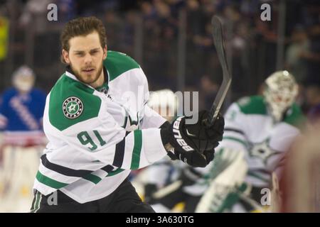 08 février 2015 : Tyler Seguin (91 ans), centre des Dallas Stars, prend un tir avant le match entre les Rangers de New York et les Stars de Dallas au Madison Square Garden à Manhattan, New York . Crédit obligatoire : Kostas Lymperopoulos/CSM (crédit image : © Kostas Lymperopoulos/Cal Sport Media/ZUMAPRESS.com) Banque D'Images