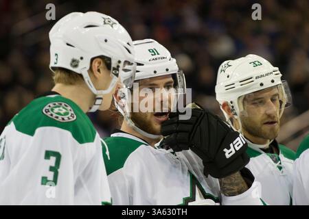 08 février 2015 : le centre Dallas Stars Tyler Seguin (91 ans) s'entretient avec le défenseur Dallas Stars John Klingberg (3 ans) pendant le match entre les Rangers de New York et les Stars de Dallas au Madison Square Garden à Manhattan, New York . Crédit obligatoire : Kostas Lymperopoulos/CSM (crédit image : © Kostas Lymperopoulos/Cal Sport Media/ZUMAPRESS.com) Banque D'Images