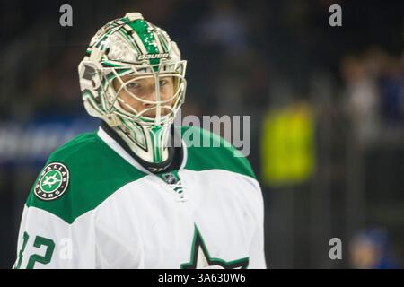 08 février 2015 : Kari Lehtonen (32), gardienne des Dallas Stars, regarde pendant le match entre les Rangers de New York et les Stars de Dallas au Madison Square Garden à Manhattan, New York . Crédit obligatoire : Kostas Lymperopoulos/CSM (crédit image : © Kostas Lymperopoulos/Cal Sport Media/ZUMAPRESS.com) Banque D'Images