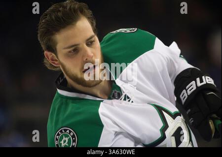 08 février 2015 : Tyler Seguin (91 ans), centre des Dallas Stars, prend un tir avant le match entre les Rangers de New York et les Stars de Dallas au Madison Square Garden à Manhattan, New York . Crédit obligatoire : Kostas Lymperopoulos/CSM (crédit image : © Kostas Lymperopoulos/Cal Sport Media/ZUMAPRESS.com) Banque D'Images