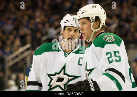 08 février 2015 : Jamie Benn (14 ans), aile gauche des Dallas Stars, a des mots avec Brett Ritchie (25 ans), aile droite des Dallas Stars, lors du match entre les Rangers de New York et les Stars de Dallas au Madison Square Garden à Manhattan, New York . Les Stars de Dallas battent les Rangers de New York 3-2 en prolongation. Crédit obligatoire : Kostas Lymperopoulos/CSM (crédit image : © Kostas Lymperopoulos/Cal Sport Media/ZUMAPRESS.com) Banque D'Images
