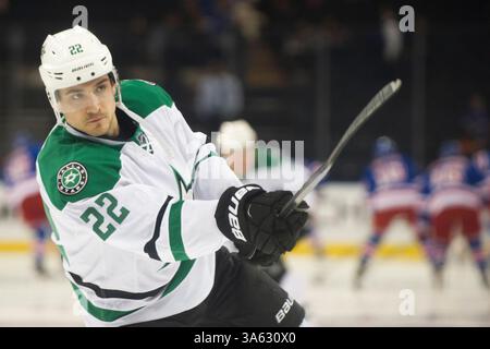 08 février 2015 : Colton Sceviour (22 ans), centre des Dallas Stars, prend un tir avant le match entre les Rangers de New York et les Stars de Dallas au Madison Square Garden à Manhattan, New York . Crédit obligatoire : Kostas Lymperopoulos/CSM (crédit image : © Kostas Lymperopoulos/Cal Sport Media/ZUMAPRESS.com) Banque D'Images