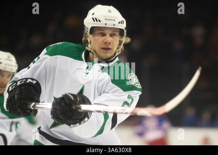 08 février 2015 : le défenseur des Dallas Stars Jyrki Jokipakka (2) prend un tir avant le match entre les Rangers de New York et les Stars de Dallas au Madison Square Garden à Manhattan, New York . Crédit obligatoire : Kostas Lymperopoulos/CSM (crédit image : © Kostas Lymperopoulos/Cal Sport Media/ZUMAPRESS.com) Banque D'Images