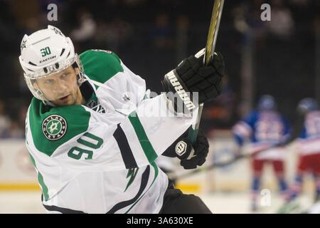 08 février 2015 : Jason Spezza (90 ans), centre des Stars de Dallas, prend un tir avant le match entre les Rangers de New York et les Stars de Dallas au Madison Square Garden à Manhattan, New York . Crédit obligatoire : Kostas Lymperopoulos/CSM (crédit image : © Kostas Lymperopoulos/Cal Sport Media/ZUMAPRESS.com) Banque D'Images