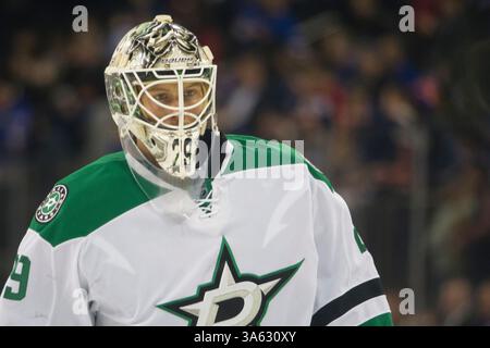 08 février 2015 : le gardien des Dallas Stars Anders Lindback (29 ans) regarde avant le match entre les Rangers de New York et les Stars de Dallas au Madison Square Garden à Manhattan, New York . Crédit obligatoire : Kostas Lymperopoulos/CSM (crédit image : © Kostas Lymperopoulos/Cal Sport Media/ZUMAPRESS.com) Banque D'Images