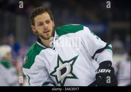 08 février 2015 : le centre Dallas Stars Tyler Seguin (91 ans) est en action avant le match entre les Rangers de New York et les Stars de Dallas au Madison Square Garden à Manhattan, New York . Crédit obligatoire : Kostas Lymperopoulos/CSM (crédit image : © Kostas Lymperopoulos/Cal Sport Media/ZUMAPRESS.com) Banque D'Images