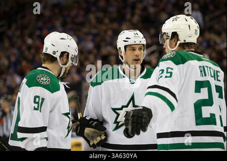 08 février 2015 : Dallas Stars Left Jamie Benn (14 ans), Dallas Stars Center Tyler Seguin (91 ans) et l'aile droite des Dallas Stars Brett Ritchie (25 ans) s'affrontent pendant le match entre les Rangers de New York et les Stars de Dallas au Madison Square Garden à Manhattan, New York . Les Stars de Dallas battent les Rangers de New York 3-2 en prolongation. Crédit obligatoire : Kostas Lymperopoulos/CSM (crédit image : © Kostas Lymperopoulos/Cal Sport Media/ZUMAPRESS.com) Banque D'Images