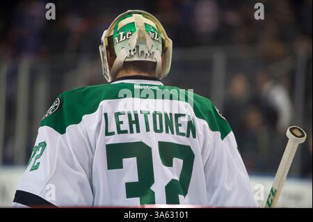 08 février 2015 : Kari Lehtonen (32), gardienne des Dallas Stars, regarde pendant le match entre les Rangers de New York et les Stars de Dallas au Madison Square Garden à Manhattan, New York . Crédit obligatoire : Kostas Lymperopoulos/CSM (crédit image : © Kostas Lymperopoulos/Cal Sport Media/ZUMAPRESS.com) Banque D'Images