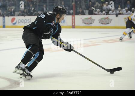 11 février 2015 : Brendan Leipsic (28) des Milwaukee Admirals prend la rondelle sur glace lors du match de la Ligue américaine de hockey entre les Wolves de Chicago et les Milwaukee Admirals à l'Allstate Arena de Rosemont, Illinois. Patrick Gorski/CSM(image crédit : © Patrick Gorski/Cal Sport Media/ZUMAPRESS.com) Banque D'Images