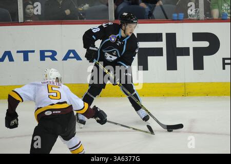 11 février 2015 : Brendan Leipsic (28 ans) des Milwaukee Admirals contrôle la rondelle lors du match de la Ligue américaine de hockey entre les Wolves de Chicago et les Admirals de Milwaukee à l'Allstate Arena de Rosemont, Illinois. Patrick Gorski/CSM(image crédit : © Patrick Gorski/Cal Sport Media/ZUMAPRESS.com) Banque D'Images