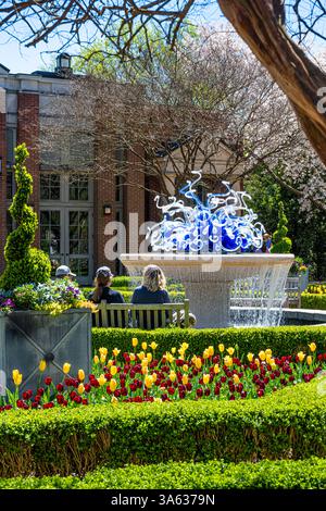 Levy parterre cour et fontaine pendant 'Atlanta Blooms !' Au jardin botanique d'Atlanta à Midtown Atlanta, Géorgie. (ÉTATS-UNIS) Banque D'Images