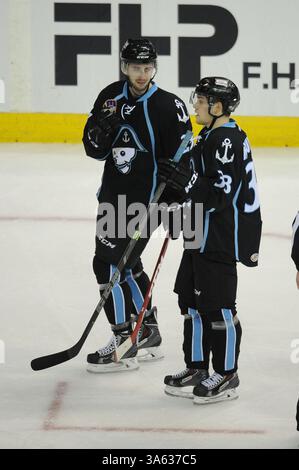 11 février 2015 : Taylor Aronson (23 ans) des Milwaukee Admirals et Viktor Arvidsson (33 ans) des Milwaukee Admirals se parlent pendant le match de la Ligue américaine de hockey entre les Wolves de Chicago et les Admirals de Milwaukee à l'Allstate Arena de Rosemont, Illinois. Patrick Gorski/CSM(image crédit : © Patrick Gorski/Cal Sport Media/ZUMAPRESS.com) Banque D'Images