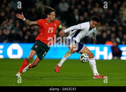 L'Angleterre Jobe Bellingham (à droite) et le Portugal Fabio Silva (à gauche) s'affrontent pour le ballon lors d'un match amical international aux Hawthorns, West Bromwich. Date de la photo : lundi 24 mars 2025. Banque D'Images