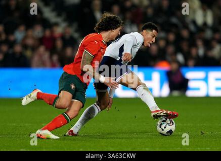 L'Angleterre Jobe Bellingham (à droite) et le Portugal Fabio Silva (à gauche) s'affrontent pour le ballon lors d'un match amical international aux Hawthorns, West Bromwich. Date de la photo : lundi 24 mars 2025. Banque D'Images