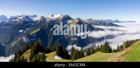 panorama de chaîne de montagnes du schilthorn au-dessus de murren au mont niesen sur le lac thoune vu de schynigg platte avec nuage dans la vallée jour ensoleillé Banque D'Images