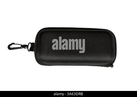 Étui rigide noir avec fermeture éclair et mousqueton clip, surface texturée, idéal pour ranger de petits gadgets ou accessoires, isolé sur un blanc Banque D'Images