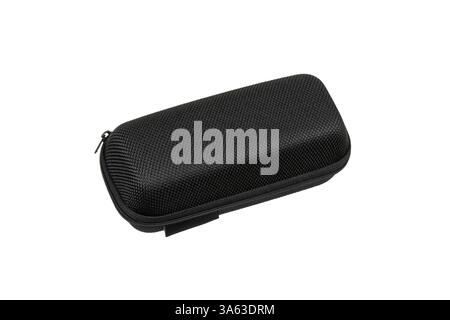 Étui rigide noir avec fermeture éclair et mousqueton clip, surface texturée, idéal pour ranger de petits gadgets ou accessoires, isolé sur un blanc Banque D'Images