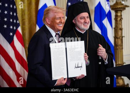 Washington, États-Unis. 24 mars 2025. Le président Donald Trump tient la proclamation reconnaissant le 25 mars comme jour de l’indépendance grecque aux côtés de l’archevêque Elpidophoros de l’archidiocèse orthodoxe grec d’Amérique lors d’une célébration de la Journée de l’indépendance grecque dans la salle est de la Maison Blanche à Washington, DC, le lundi 24 mars 2025. Photo de Samuel Corum/UPI crédit : UPI/Alamy Live News Banque D'Images