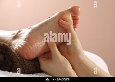 Femme recevant un massage des pieds dans le salon de spa, closeup Banque D'Images