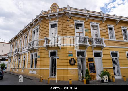 Un bâtiment vintage coloré qui abrite maintenant un café à Cali, en Colombie. Banque D'Images