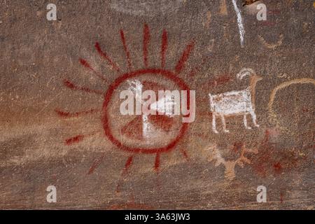 Panneau d'art rupestre avec pictogrammes et pétroglyphes amérindiens préhispaniques à Cottonwood Canyon, Nine Mile Canyon dans l'Utah. Sur la photo, un bouclier peint A. Banque D'Images