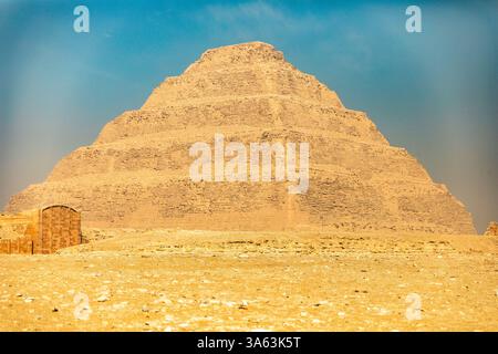 Le Caire, Egypte ; 20 janvier 2024 : expérience de l'héritage de Zoquer, la pyramide à pas à Saqqara, nécropole de Memphis, sur le Nil occidental, Egypte. Banque D'Images