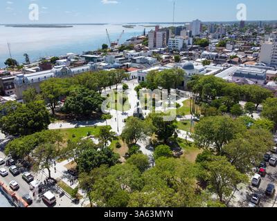 Vue aérienne de la Plaza 25 de Mayo à Corrientes. Capture le centre historique, la rivière Parana et le port. Image du paysage urbain du Corri Banque D'Images