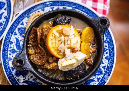 Tajine de bœuf marocain du Rif, avec figues, pruneaux et prunes, Tanger, Maroc, Afrique du Nord. Banque D'Images