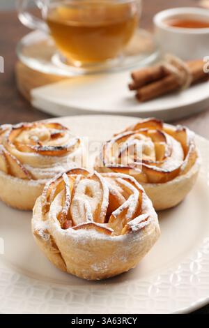 Pommes roses fraîchement cuites, miel, bâtonnets de cannelle et thé sur la table, gros plan Banque D'Images