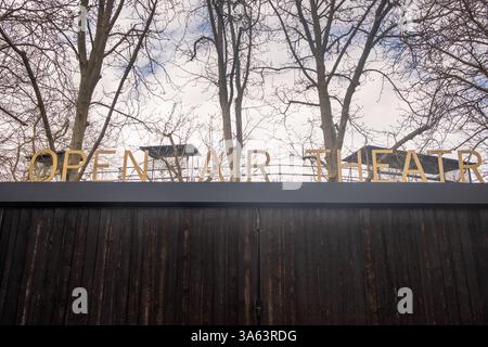 LONDRES - 18 MARS 2025 : théâtre en plein air à Regents Park, l'un des parcs royaux de Londres. Banque D'Images