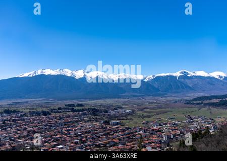 Vue panoramique sur la vallée du Razlog et les montagnes de Pirin couvertes de neige sous un ciel bleu clair en Bulgarie Banque D'Images