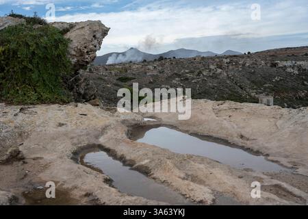 Vue de l'eau qui a mis en commun sur la surface rocheuse sur l'île de Favignana qui est une commune qui comprend trois îles des îles Egadiennes en Banque D'Images