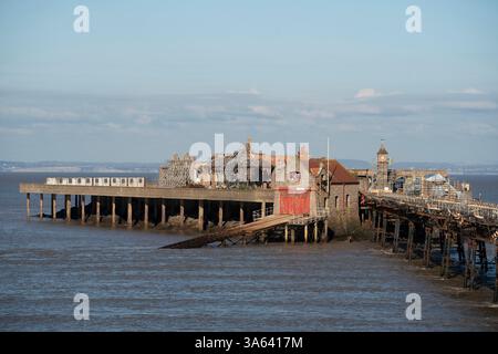 Birnbeck Pier à Weston-super-Mare par une journée claire ensoleillée à marée haute. Banque D'Images