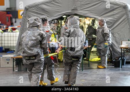 Décontamination des personnes blessées après un accident présumé impliquant des substances dangereuses, les pompiers et les organismes d'aide s'entraînent à mettre en place un Banque D'Images