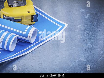 Composition du ruban à mesurer bleu blueprints sur fond métallique rayé Banque D'Images